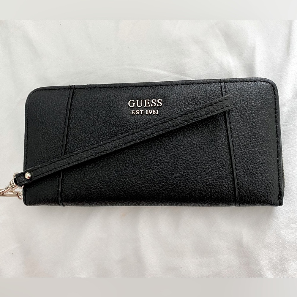 Guess women’s wristlet
